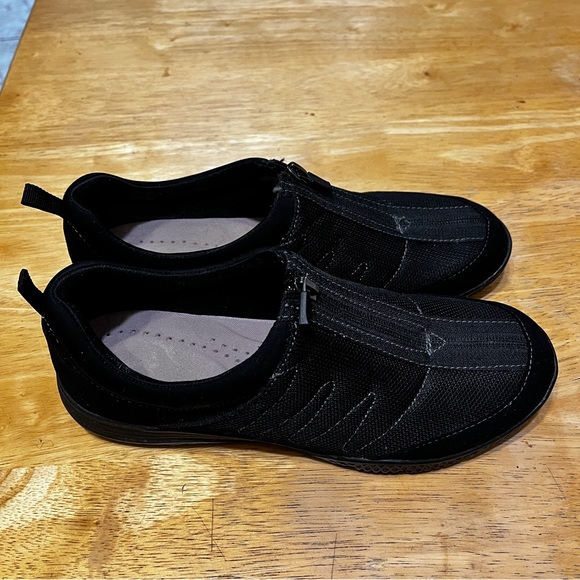 Easy Spirit Black Women's Zip Front Slip-On Shoes - Picture 3 of 4